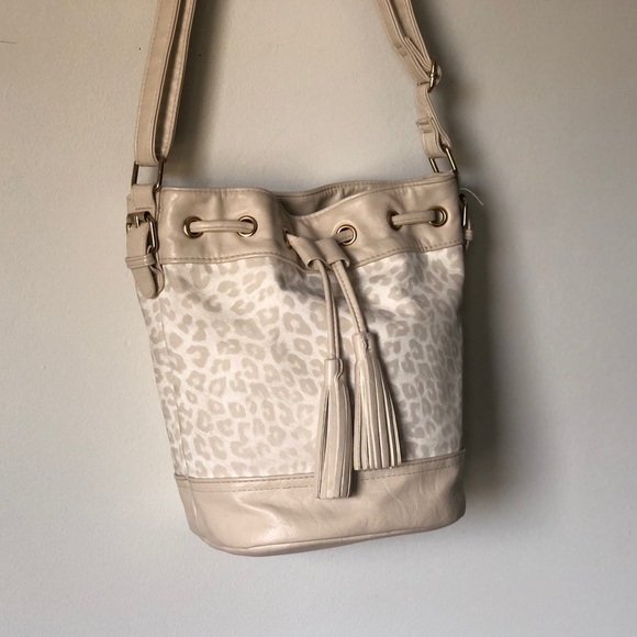 Leopard print crossbody bucket bag - Fiorelli neutral cream snow leopard print - Picture 7 of 16
